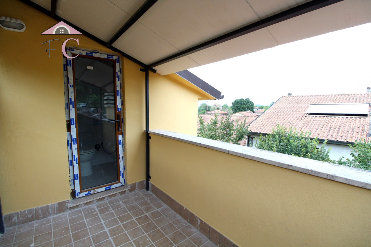 duplex ristrutturato con balconi e posto auto 15.jpg